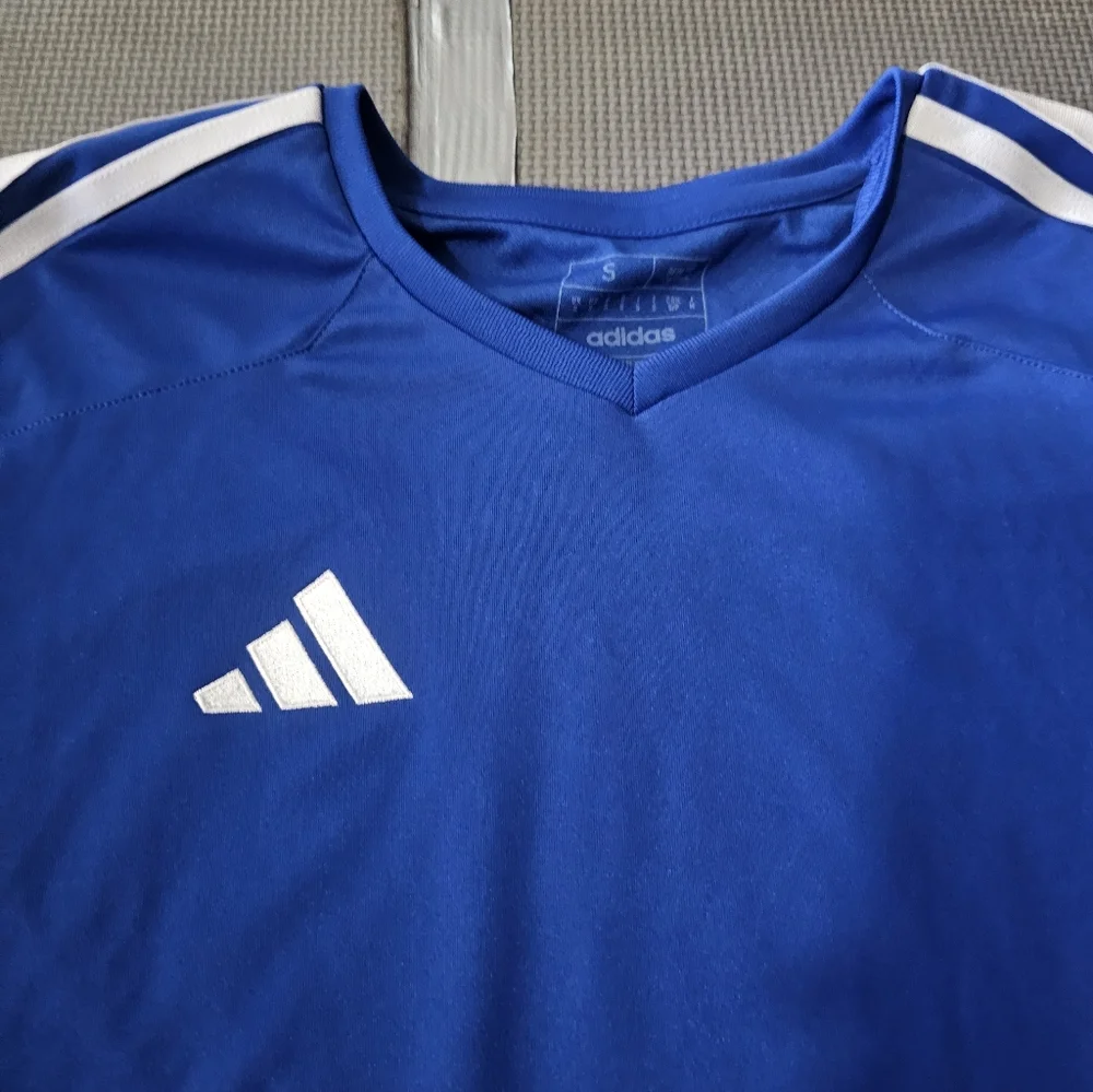 Adidas Vneck - Picture 2 of 3